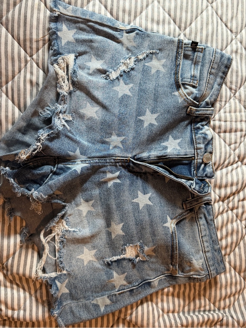 Star-Print Distressed Women's Denim Shorts - Judy Blue- medium